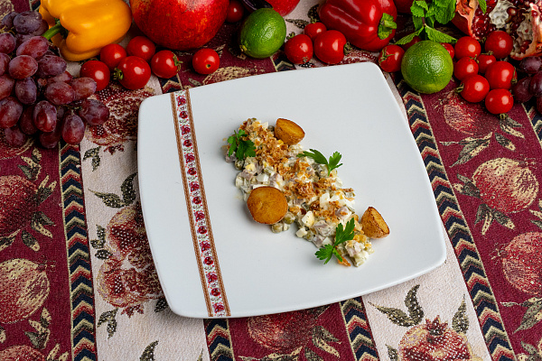 Салат с куриным филе и кунжутом