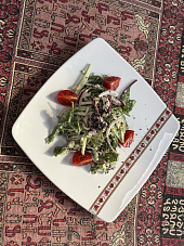 Салат с куриным филе и кунжутом